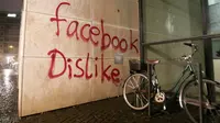 Aksi vandalisme di kantor Facebook Jerman (sumber: theguardian.com)