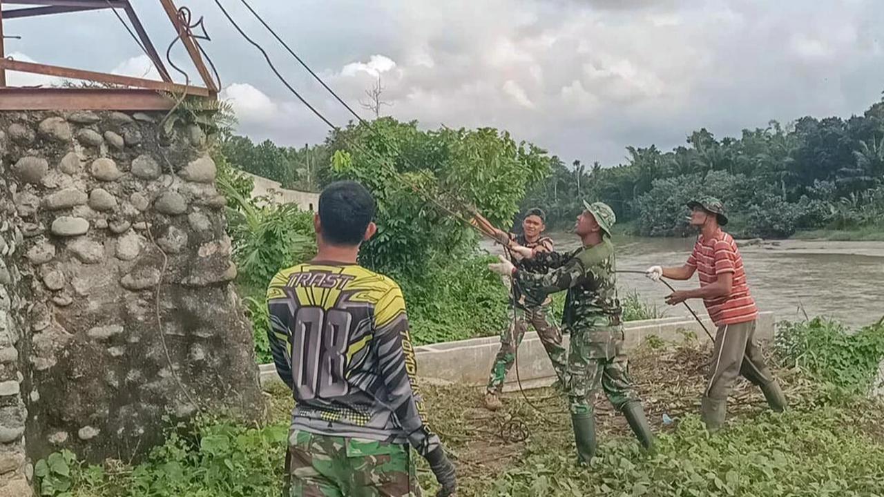 FOTO: Satgas Kodam I Bukit Barisan Bangun Jembatan Gantung Garuda