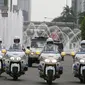 Paspampres menggunakan sepeda motor untuk membuka jalur bagi iring-iringan presiden di tengah keramaian lalu lintas.