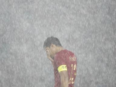 Bek Timnas Indonesia, Rachmat Irianto, tampak kecewa usai dikalahkan Jepang pada laga AFC U-19 Championship di SUGBK, Jakarta, Minggu (25/10). Indonesia kalah 0-2 dar Jepang. (Bola.com/Vitalis Yogi Trisna)