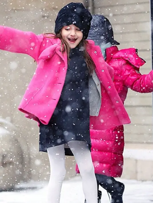 Suri Cruise menyukai mini dress yang membuatnya makin cantik dan menggemaskan.  (via instagram@cruisesuri/Bintang.com