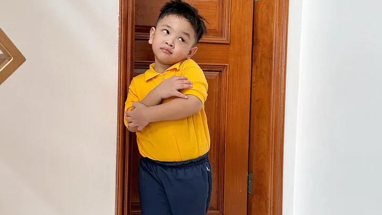 Di usianya yang kini masih 3 tahun, pose Gala di depan kamera malah terlihat kocak. Ekspresinya sukses membuat para netizen tersenyum.<br>