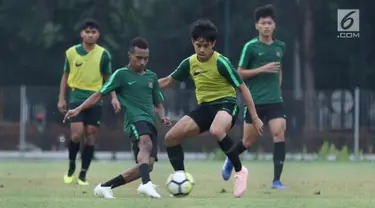 Pemain Timnas Indonesia U-19, Todd Rivaldo Ferre (kedua kiri) berebut bola dengan M Luthfi Baharsyah saat latihan di Lapangan A GBK Jakarta, Selasa (23/10). Latihan ini persiapan melawan UEA di Grup A Piala AFC U-19 2018. (Liputan6.com/Helmi Fithriansyah)