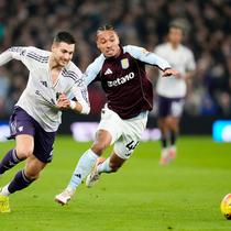 Diogo Dalot (kiri) berebut bola dengan Boubacar Kamara saat MU bertandang ke markas Aston Villa dalam lanjutan Liga Inggris 2025/2026 di Villa Park, Senin (22/12/2025) dini hari WIB. (Nick Potts/PA via AP)