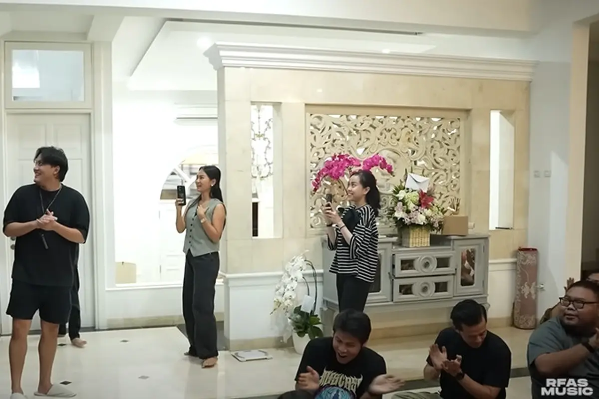 Potret Ruang Tamu Rumah Rizky Febian dan Mahalini
