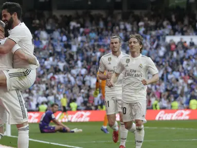Para pemain Real Madrid merayakan gol yang dicetak oleh Isco ke gawang Celta Vigo pada laga La Liga 2019 di Stadion Santiago Bernabeu, Sabtu (16/3). Real Madrid menang 2-0 atas Celta Vigo. (AP/Paul White)
