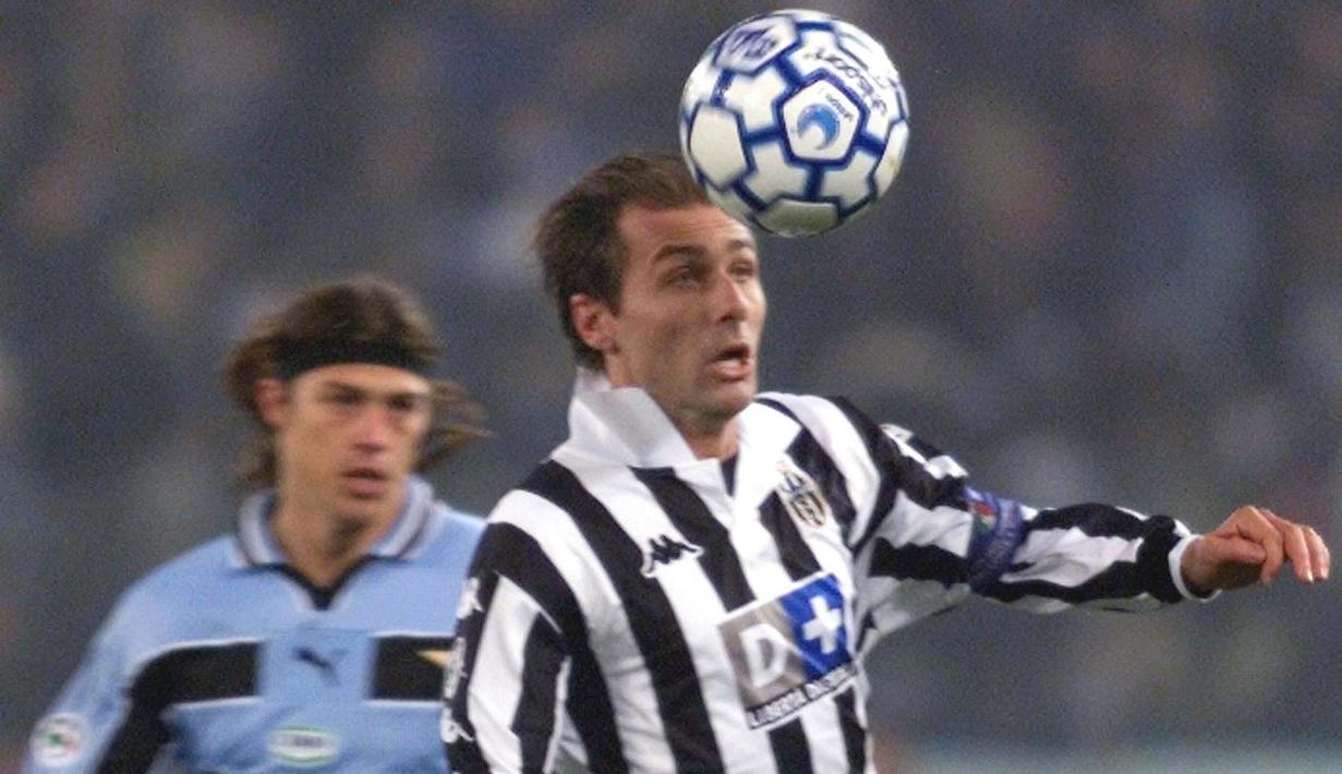 2. Antonio Conte (Juventus) - Mantan pemain Lecce ini terkenal sebagai gelandang pekerja keras saat masih bermain untuk Juventus. Jiwa kepemimpinan yang kuat membuat Conte memutuskan untuk berkarir menjadi pelatih saat ini. (AFP/Gabriel Bouys)