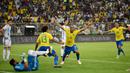 Bek Brasil, Miranda, melakukan selebrasi usai membobol gawang Argentina, pada laga persahabatan di Stadion King Abdullah, Jeddah, Selasa (16/10/2018). Brasil menang 1-0 atas Argentina. (AFP/STR)