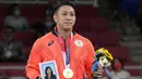 Riyo Kiyuna menjadi atlet pertama Jepang yang mampu merebut emas pada cabang olahraga Karate di Olimpiade Tokyo 2020. Gelar Olimpiadenya dedikasikan kepada mendiang ibunya yang terwakilkan dari sebingkai foto yang ia bawa ketika penyerahan medali. (Foto: AP/Vincent Thian)