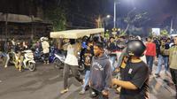 Massa mengambil barang-barang dari dalam Gedung Grahadi yang terbakar. (Antara)