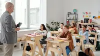 Ilustrasi guru, mengajar, ruang kelas. Photo by Max Fischer from Pexels)