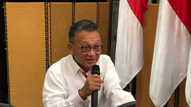 Menteri Energi dan Sumber Daya Mineral (ESDM) Arifin Tasrif dalam evaluasi pelaksanaan program konversi motor listrik, di Kementerian ESDM, Jakarta, Senin (19/9/2022).