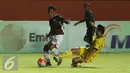 Gelandang Persegres GU, Gufron Al Maruf berusaha melewati hadangan pemain Mitra Kukar saat turnamen Piala Presiden 2017 di Stadion Maguwoharjo, Sleman, Sabtu (4/2). Laga ini dimenangkan Mitra Kukar dengan skor 1-0. (Liputan6.com/Helmi Fithriansyah)