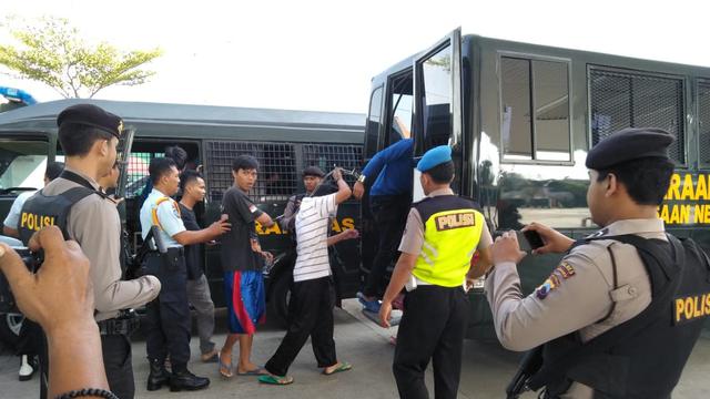 Sebanyak 16 napi yang dipindah ke Lapas Nusakambangan dan Purwokerto dipindah ke bus tahanan Kejaksaan Kebumen lantaran bus transpas macet. (Foto: Liputan6.com/Polres Kebumen/Muhamad Ridlo)