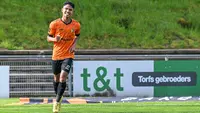 Pemain KMSK Deinze, Marselino Ferdinan (kiri) merayakan gol ketiga timnya saat laga lanjutan Divisi 2 Belgia 2022/2023 melawan Virton di Stadion Burgemeester Van De Wiele, Sabtu (22/04/2023) malam WIB. Melalui gol perdana Marselino, KMSK Deinze berhasil menang dengan skor 3-1. (Twitter/@KMSKDeinze)