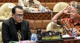 Menteri Perhubungan Budi Karya Sumadi (kiri) saat mengikuti rapat kerja dengan Komisi V DPR di kompleks Parlemen, Senayan, Jakarta, Selasa (6/6/2023). (Liputan6.com/Faizal Fanani)
