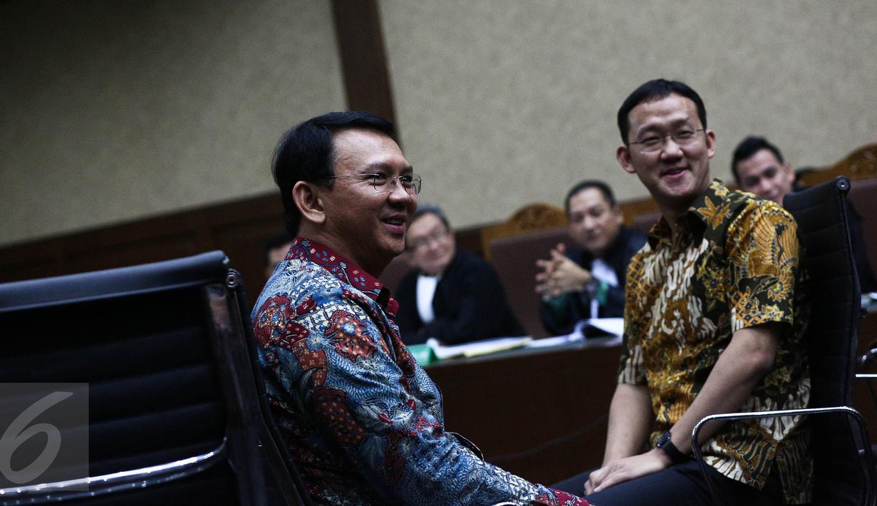 Gubernur DKI, Basuki Tjahaja Purnama bersama stafnya, Sunny Tanuwidjaja menjadi saksi sidang terdakwa Mohamad Sanusi di Pengadilan Tipikor, Senin (4/9). Ahok menjadi saksi atas kasus dugaan suap raperda tentang reklamasi. (Liputan6.com/Faizal Fanani)