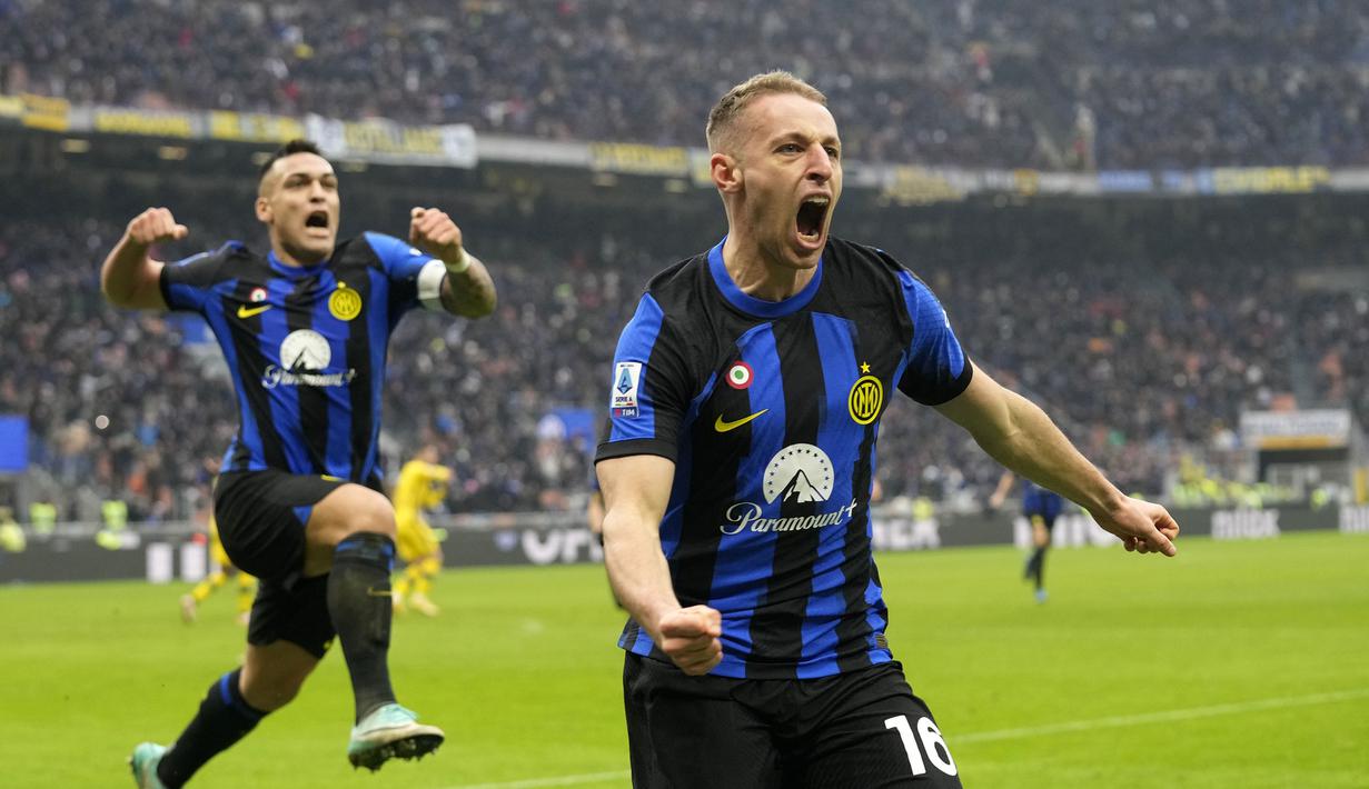 Pemain Inter Milan, Davide Frattesi (kanan) melakukan selebrasi setelah mencetak gol kemenangan ke gawang Hellas Verona pada laga lanjutan Liga Italia 2023/2024 di Giuseppe-Meazza Stadium, Milan, Italia, Sabtu (07/01/2023) dini hari WIB. (AP Photo/Antonio Calanni)