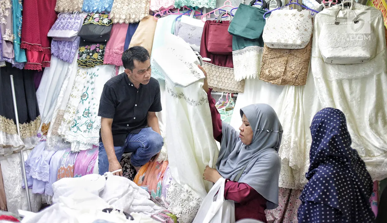 Pengunjung memilih busana muslim di Pasar Tanah Abang Blok A, Jakarta, Minggu (5/5/2019). Warga Jakarta dan sekitarnya sudah mulai memadati kawasan tersebut untuk berbelanja perlengkapan dan kebutuhan menyambut bulan Ramadan. (Liputan6.com/Faizal Fanani)