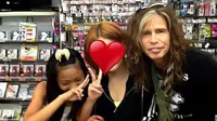 Foto Bareng Gadis Jepang, Vokalis Aerosmith `Langgar Aturan`