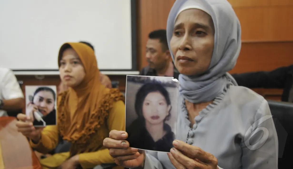 Keluarga dari Cicih, seorang TKI yang bekerja di Uni Emirat Arab saat mengadu ke Kantor BNP2TKI, Jakarta (6/5/2015). Cicih terancam hukuman mati karena diduga telah membunuh anak majikannya. (Liputan6.com/Johan Tallo)