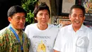 Kahumas BNN, Kombes Pol Slamet Pribadi, Bimbim Slank dan Kepala BNN Komjen Pol Nanang Iskandar (kiri ke kanan) berpose di Gang Potlot, Jakarta, (17/3/2015). Kedatangan BNN untuk berdiskusi tentang Indonesia Darurat Narkoba. (Liputan6.com/Yoppy Renato)