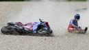 Pembalap Gresini Racing, Alex Marquez, terjatuh saat balapan MotoGP Italia di Sirkuit Mugello, Minggu (11/06/2023). Alex terjatuh di tikungan kedua ketika balapan masih menyisakan sembilan lap lagi. (AP Photo/Luca Bruno)