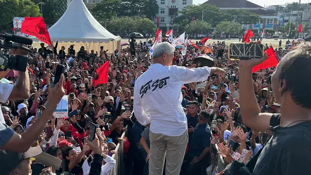 Calon presiden (capres) nomor urut tiga Ganjar Pranowo di Kota Ambon, Maluku, Senin (29/1/2024) (Liputan6.com/Nanda Perdana Putra)
