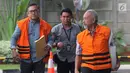 Bupati Pakpak Bharat Remigo Yolanda Berutu (kiri) dan Anggota DPRD Sumut Enda Mora Lubis (kanan) tiba di Gedung KPK, Jakarta, Kamis (29/11). KPK merinci penerimaan uang suap oleh Remigo sebanyak tiga kali. (Merdeka.com/Dwi Narwoko)