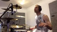 Cech kembali mengkover lagu dengan drumnya.