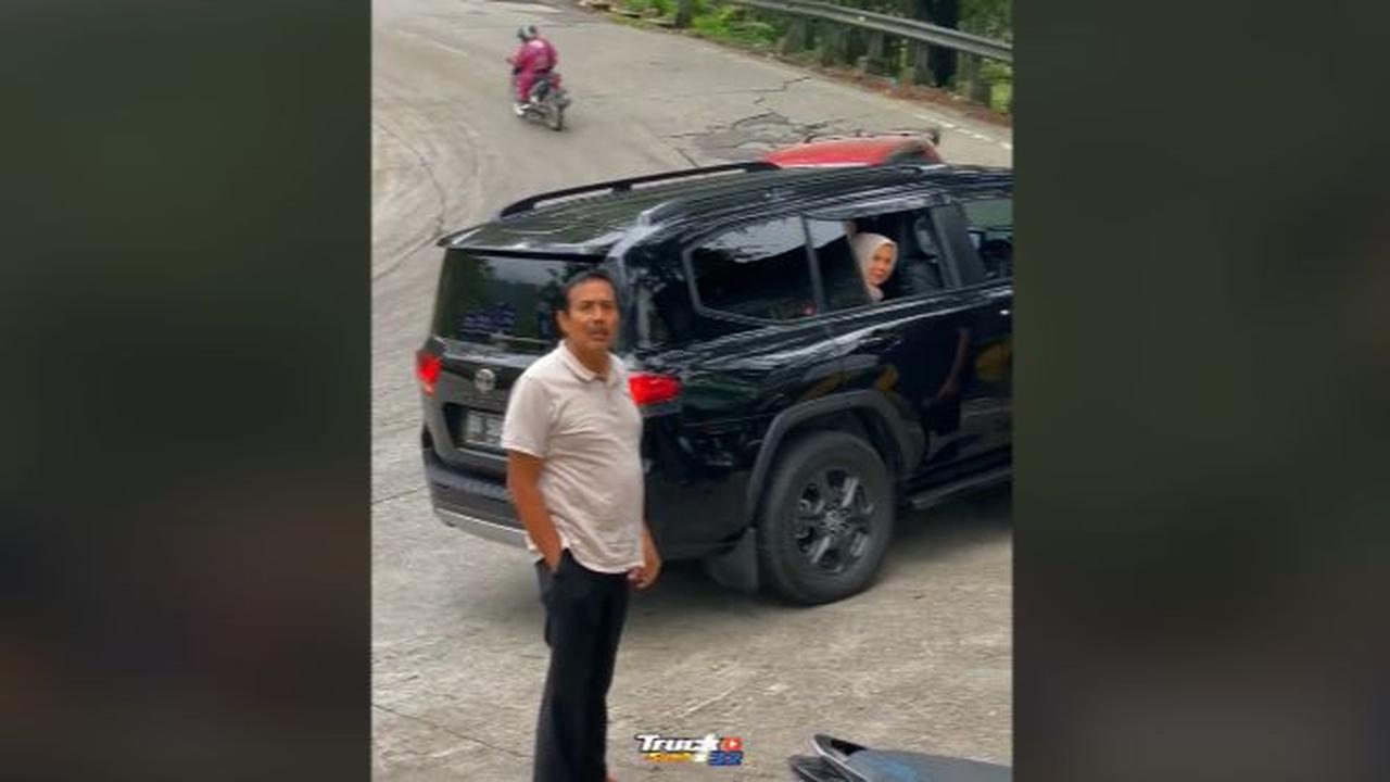 Momen Bos Sumatera Barat Turun dari Mobil Super Mewah di Tanjakan Sitinjau Lauik, Bagi-Bagi THR Bernilai Fantastis
