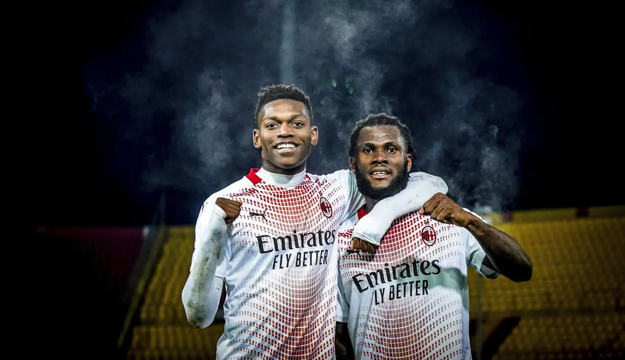Pemain AC Milan Franck Kessie (kanan) dan Rafael Leao yang mencetak gol untuk AC Milan saat melawan Benevento berpose pada akhir pertandingan Liga Italia di Stadion Vigorito, Benevento, Italia, Minggu (3/1/2021). AC Milan menang 2-0. (Spada/LaPresse via AP)