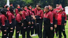 Presiden Joko Widodo atau Jokowi (ketiga kanan) didampingi Ketua Komite Olimpiade Indonesia (KOI) Raja Sapta Oktohari (kedua kanan) menyapa para atlet saat pelepasan kontingen Indonesia untuk SEA Games 2021 di halaman Istana Merdeka, Jakarta, Senin (9/5/2022). Sebanyak 499 atlet dari 32 cabang olahraga diberangkatkan untuk bertanding pada SEA Games 2021 di Vietnam. (Dok. Kris - Biro Pers Sekretariat Presiden)
