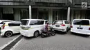 Mobil milik bos PT First Travel Andika Surachman dan Anniesa Desvitasari Hasibuan terpasang garis polisi di Bareskrim Polri, Gedung KKP, Jakarta, Jumat (25/8). Mobil itu disita terkait kasus penggelapan dan penipuan jemaah umrah (Liputan6.com/Johan Tallo)