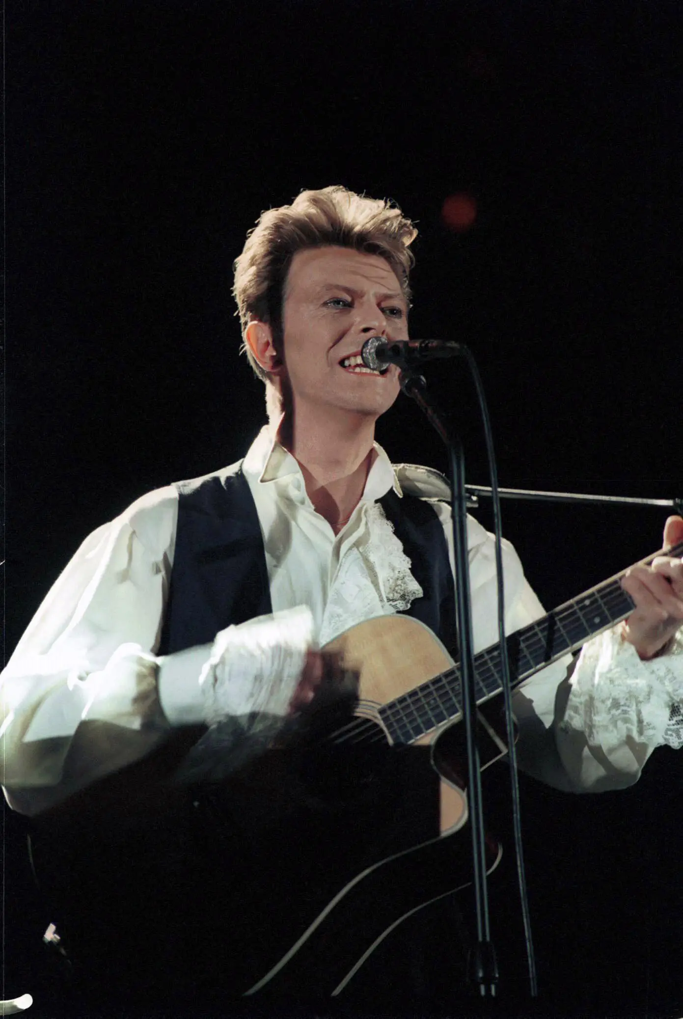 David Bowie. Meninggal pada 10 Januari 2016 di usia 69 tahun. Musisi legendaris ini tutup usia karena menderita kanker hati yang telah dideritanya selama 18 bulan. (Bintang/EPA)