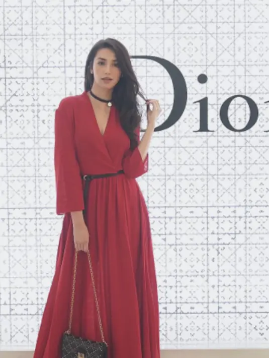 <p>Red dress akan membuatmu tampil anggun, elegan dan bergelora.&nbsp;(instagram/vaelovexia)</p>
