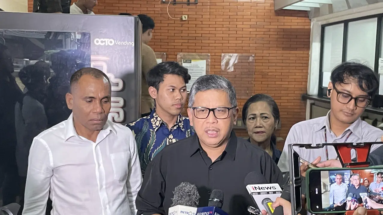 Sekjen PDIP Hasto Kristiyanto usai menghadiri acara diskusi dengan tema "Konsolidasi untuk Demokrasi Pasca Pemilu 2024: Oposisi atau Koalisi" yang digelar di Fakultas Ilmu Sosial Politik (FISIP) Universitas Indonesia (UI), Depok, Kamis (7/3/2024).
