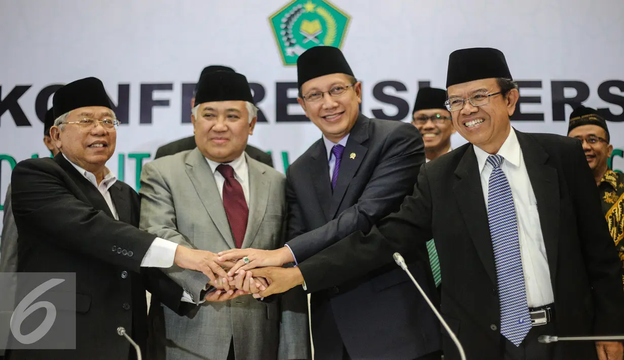 Menteri Agama Lukman Hakim Saefuddin (ketiga kiri) bersalaman bersama sejumlah tokoh agama usai memberikan keterangan pers terkait penetapan 1 Syawal 1436 H di Gedung Kemenag, Jakarta, Kamis (16/7/2015). (Liputan6.com/Faizal Fanani)