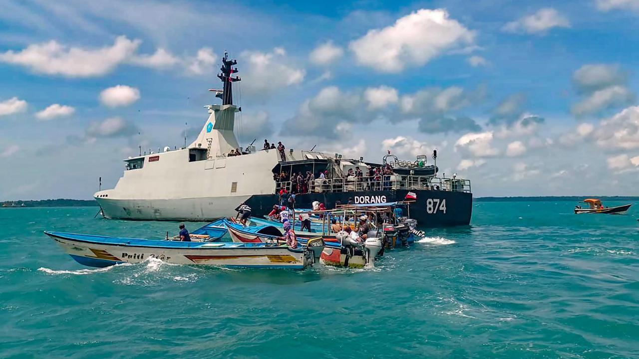 FOTO: TNI AL Salurkan Bantuan Sembako untuk Nelayan Kepulauan Aru