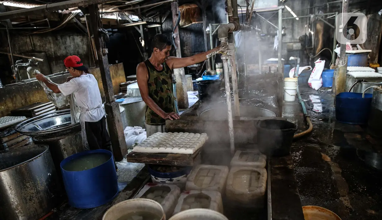 Pekerja beraktivitas di industri pembuatan tahu di Duren Tiga, Jakarta, Senin (3/8/2020). Pemerintah kembali meluncurkan program baru untuk membantu UMKM dalam melewati masa pandemi Covid-19, yaitu bantuan uang tunai dan kredit bunga rendah yang akan saling terintegrasi. (Liputan6.com/Faizal Fanani)