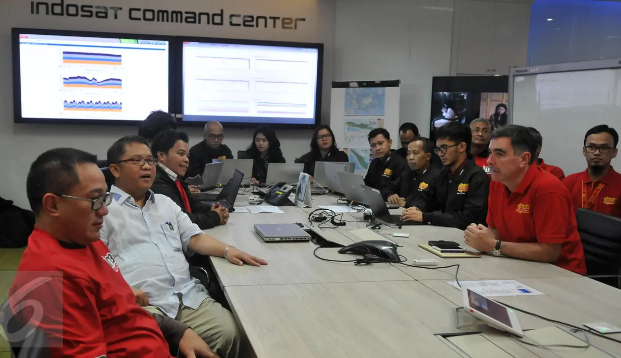 Kunjungan Menkominfo Rudiantara untuk mengantisipasi lonjakan traffic komunikasi di sejumlah jalur mudik Gedung Indosat, Jakarta, Senin (4/7). (Liputan6.com/JohanTallo)