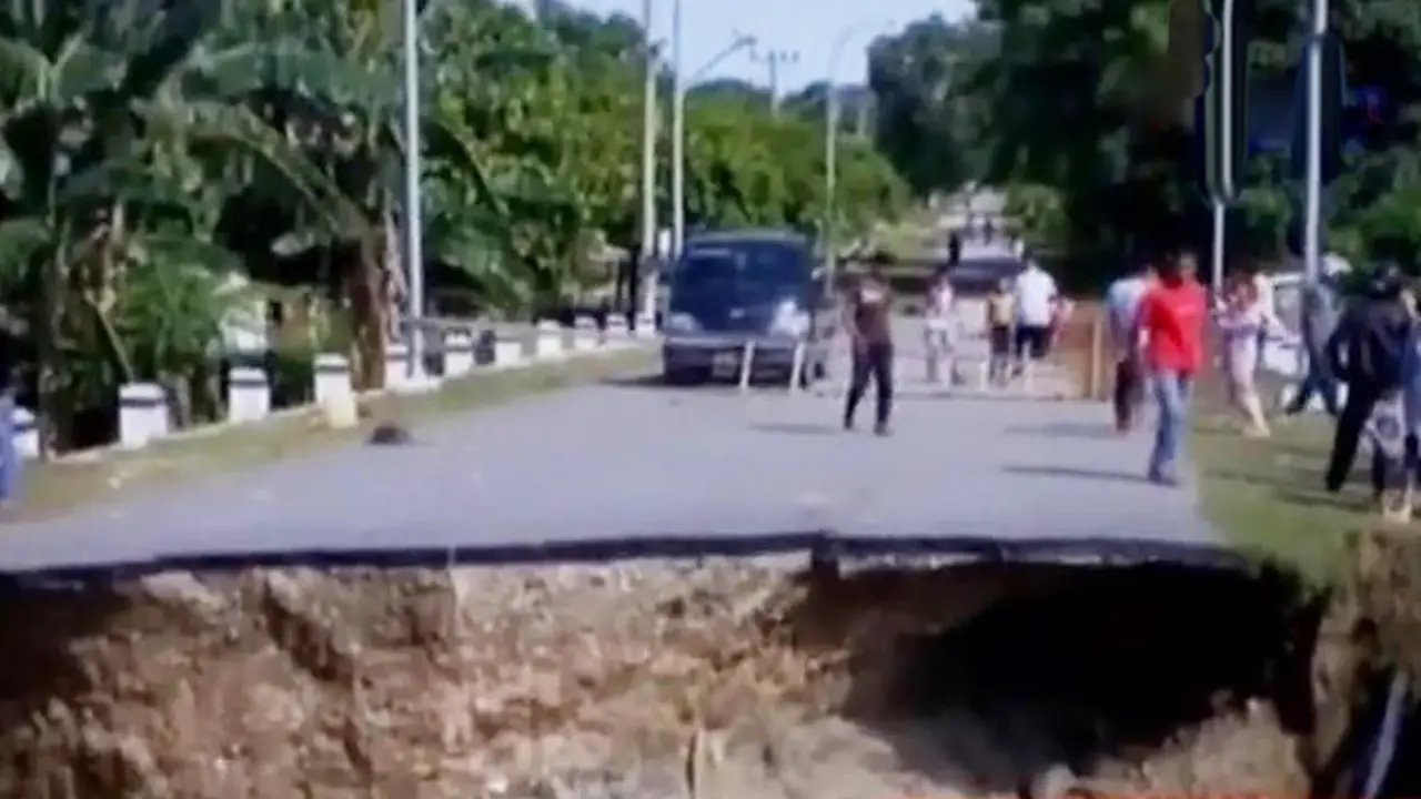VIDEO: Jembatan Putus, Ratusan Keluarga Terisolir