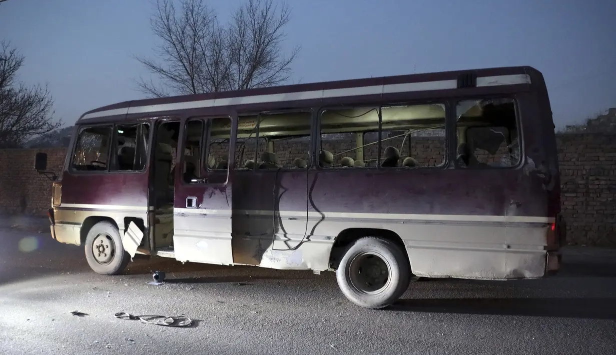 Kondisi bus yang terdampak ledakan bom di Kabul, Afganistan (28/12/2020). Menurut juru bicara kepala polisi Kabu, Ferdaws Faramarz, bom tersebut sempat diletakkan di atas sepeda sebelum meledak.  (AP Photo/Rahmat Gul)