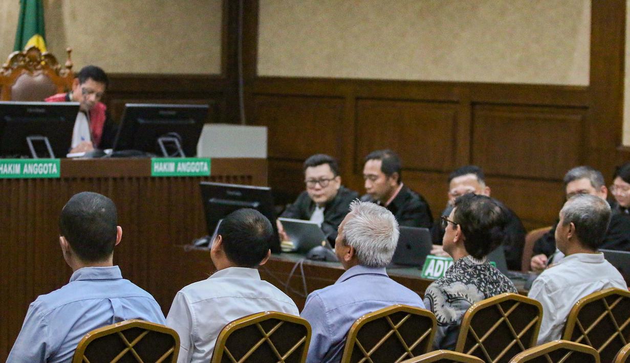 Lima terdakwa kasus dugaan korupsi tata kelola minyak mentah dan produk kilang pada PT Pertamina Subholding dan Kontraktor Kontrak Kerja Sama (KKKS) tahun 2018-2023 saat menjalani sidang tuntutan di Pengadilan Tindak Pidana Korupsi (Tipikor), Jakarta, Rabu (22/4/2026). Lima terdakwa kasus dugaan korupsi tata kelola minyak mentah dan produk kilang menjalani sidang tuntutan di Pengadilan Tindak Pidana Korupsi, Jakarta, Rabu 22 April 2026. (merdeka.com/Arie Basuki)