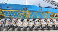 Deretan sepeda motor sebelum didistribusikan melalui Pelabuhan Sunda Kelapa Jakarta, Senin (9/1). Asosiasi Industri Sepeda Motor Indonesia (AISI) memprediksi penjualan motor pada 2017 masih akan cenderung stagnan. (Liputan6.com/Angga Yuniar)