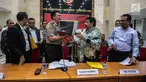 Kadiv Humas Mabes Polri Irjen M Iqbal (tengah) bersama tim pakar kasus Novel Baswedan saat konferensi pers di Mabes Polri, Jakarta, Rabu (17/7/2019). TGPF menduga kuat teror air keras kepada penyidik senior KPK tersebut dipicu oleh kasus-kasus yang sebelumnya ditangani. (Liputan6.com/Faizal Fanani)