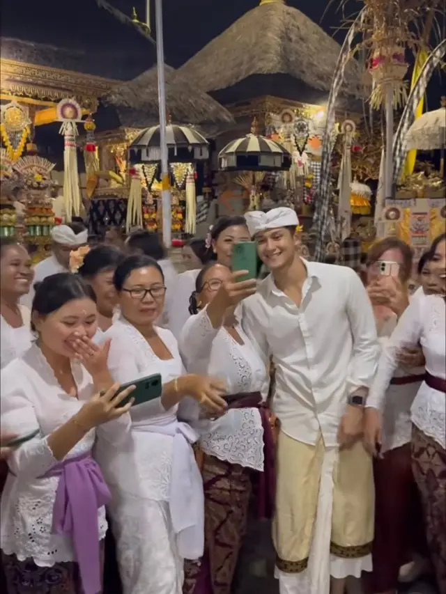 Potret Antonio Blanco Jr dimintai foto oleh ibu-ibu di Bali (Sumber: Instagram/antonioblancojr)