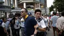Salah satu anggota kelompok anti-demokrasi diamankan petugas kepolisian setempat dari lokasi utama berlangsungnya aksi demonstasi massa pro-demokrasi di Admiralty, Hong Kong, (13/10/2014). (REUTERS/Carlos Barria)