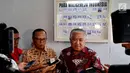 Utusan Khusus Presiden Bidang Dialog Kerja Sama Antar-agama dan Peradaban, Din Syamsuddin dan Ketua Presidium KWI, Ignatius Suharyo memberi keterangan di Kantor KWI, Jakarta, Selasa (31/10). (Liputan6.com/Johan Tallo)