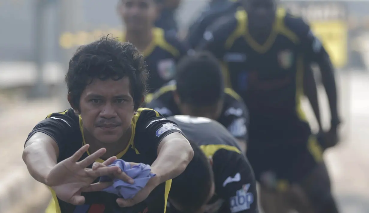 Pemain Mitra Kukar, Rizky Pellu berlatih ringan jelang semi final Piala Presiden melawan Persib di Tenggarong, Kaltim, Minggu (4/10/2015). (Bola.com/Vitalis Yogi Trisna)
